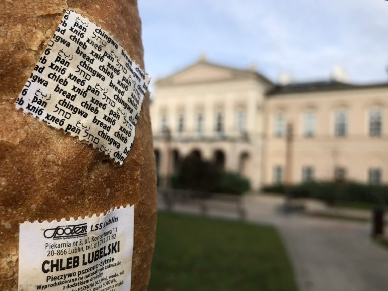 Chleb z etykietą w rożnych językach